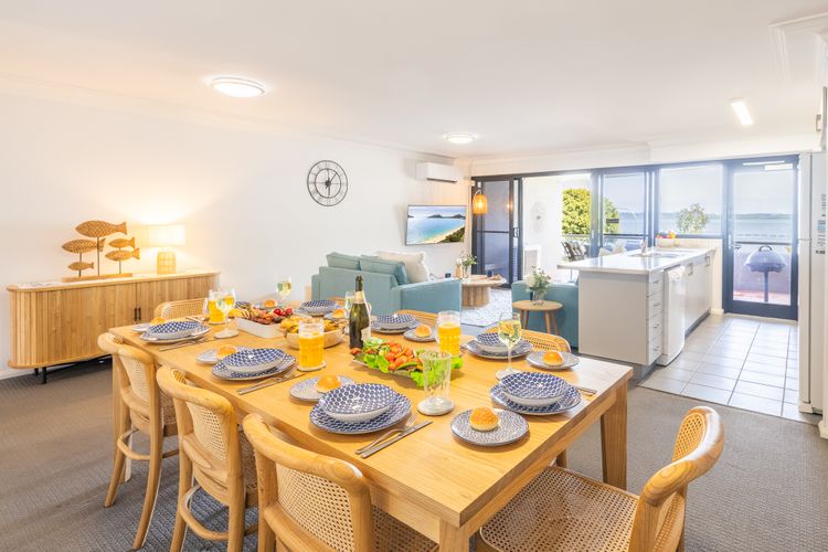 Florentine, 8/11 Columbia Close – opposite the beach with Air con and water views