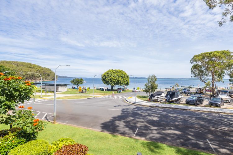 Florentine, 8/11 Columbia Close – opposite the beach with Air con and water views