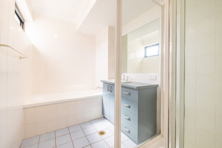 Florentine, 8/11 Columbia Close – opposite the beach with Air con and water views