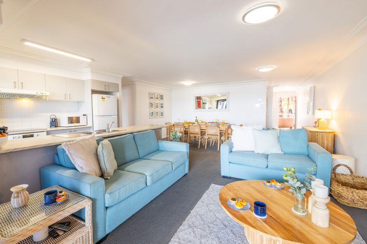 Florentine, 8/11 Columbia Close – opposite the beach with Air con and water views