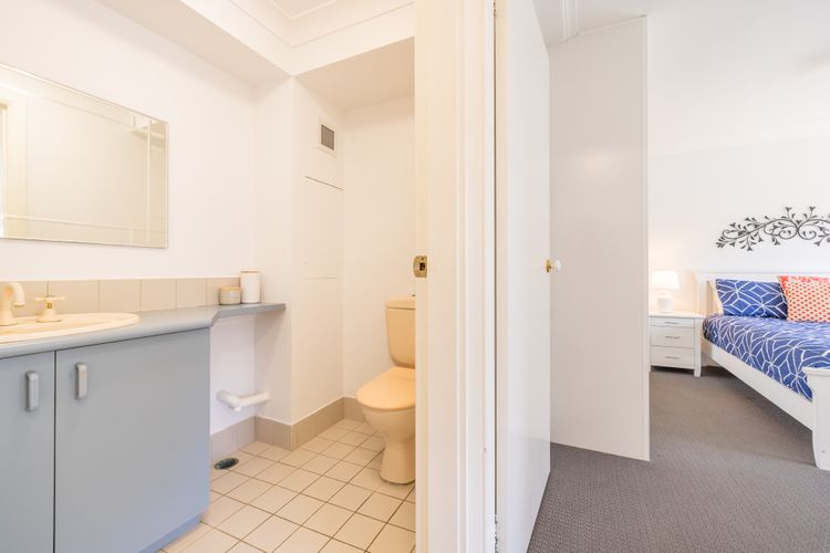 Florentine, 8/11 Columbia Close – opposite the beach with Air con and water views