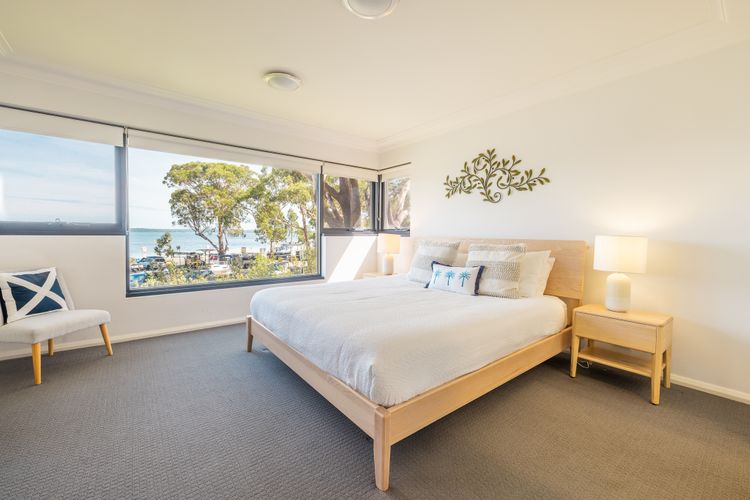 Florentine, 8/11 Columbia Close – opposite the beach with Air con and water views
