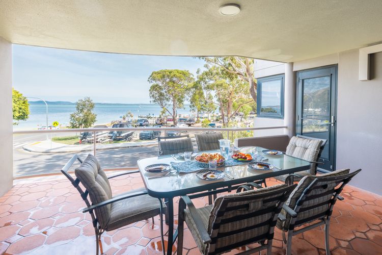 Florentine, 8/11 Columbia Close – opposite the beach with Air con and water views