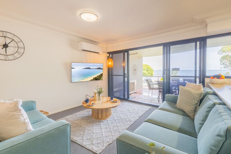 Florentine, 8/11 Columbia Close – opposite the beach with Air con and water views
