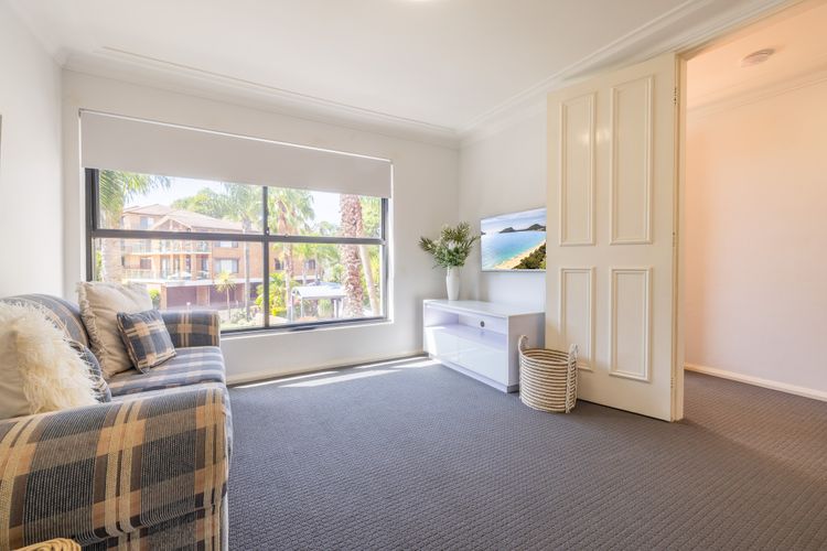 Florentine, 8/11 Columbia Close – opposite the beach with Air con and water views