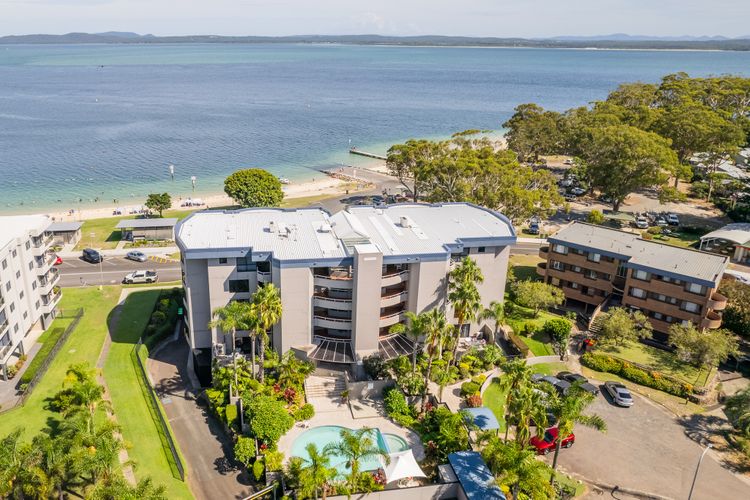 Florentine, 8/11 Columbia Close – opposite the beach with Air con and water views