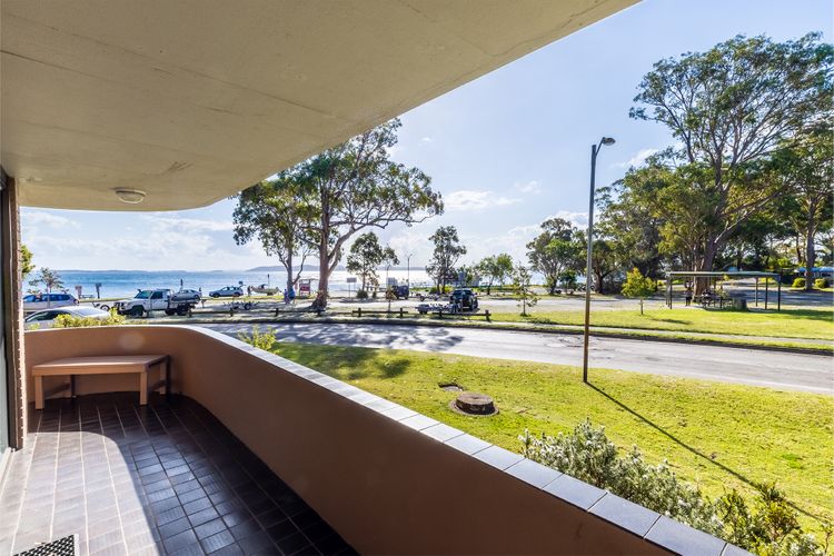 Columbia, 1/12 Columbia Close – large unit with fantastic water views