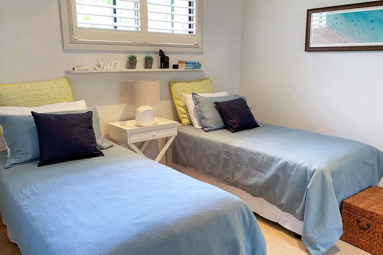 LA CIMA, 31 WALLAWA RD – PREMIUM PROPERTY WITH STUNNING VIEWS, WIFI, AIR CONDITONING, LINEN AND BED MAKING SUPPLIED