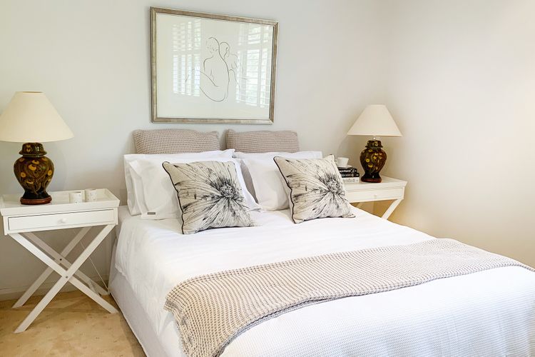 LA CIMA, 31 WALLAWA RD – PREMIUM PROPERTY WITH STUNNING VIEWS, WIFI, AIR CONDITONING, LINEN AND BED MAKING SUPPLIED