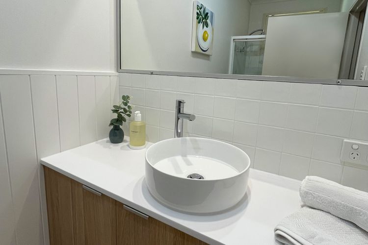LA CIMA, 31 WALLAWA RD – PREMIUM PROPERTY WITH STUNNING VIEWS, WIFI, AIR CONDITONING, LINEN AND BED MAKING SUPPLIED