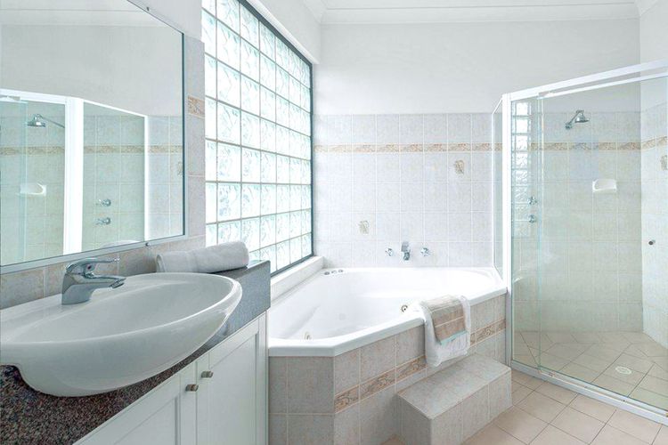 LA CIMA, 31 WALLAWA RD – PREMIUM PROPERTY WITH STUNNING VIEWS, WIFI, AIR CONDITONING, LINEN AND BED MAKING SUPPLIED