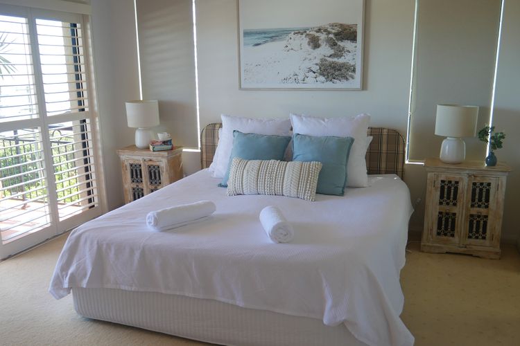 LA CIMA, 31 WALLAWA RD – PREMIUM PROPERTY WITH STUNNING VIEWS, WIFI, AIR CONDITONING, LINEN AND BED MAKING SUPPLIED