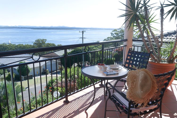 LA CIMA, 31 WALLAWA RD – PREMIUM PROPERTY WITH STUNNING VIEWS, WIFI, AIR CONDITONING, LINEN AND BED MAKING SUPPLIED