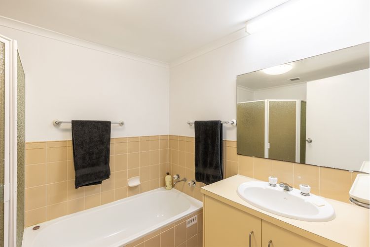 Seaspray, 1/4 Intrepid Close – large unit only 50 mtrs to the waters edge.