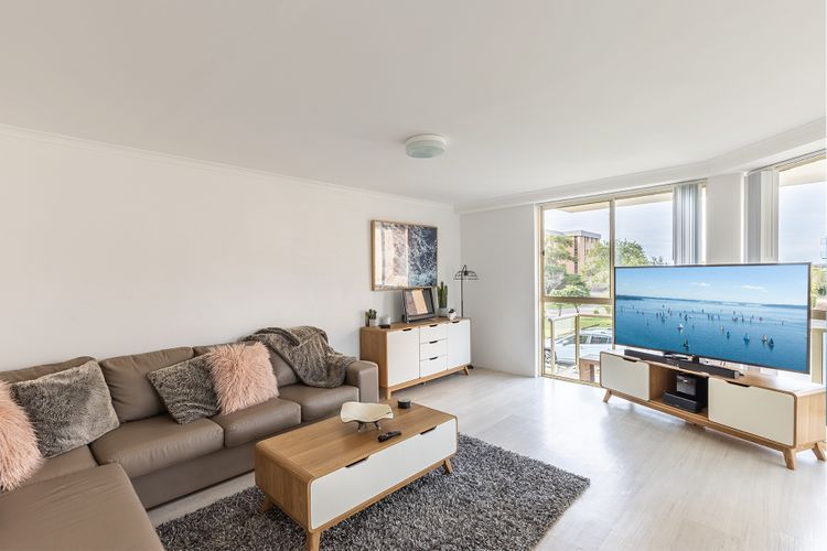 Seaspray, 1/4 Intrepid Close – large unit only 50 mtrs to the waters edge.