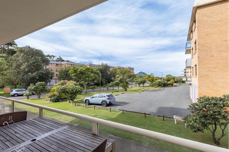 Seaspray, 1/4 Intrepid Close – large unit only 50 mtrs to the waters edge.