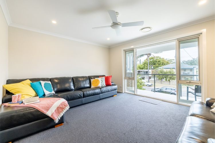 Big Wave At Shoal Bay, 8 Achilles St – large home with ducted air con, Wi-Fi and Linen