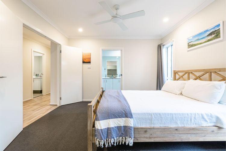 Big Wave At Shoal Bay, 8 Achilles St – large home with ducted air con, Wi-Fi and Linen