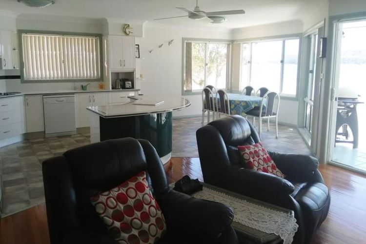 Woody’s Place, 87a Soldiers Point Rd – fantastic duplex on the waterfront