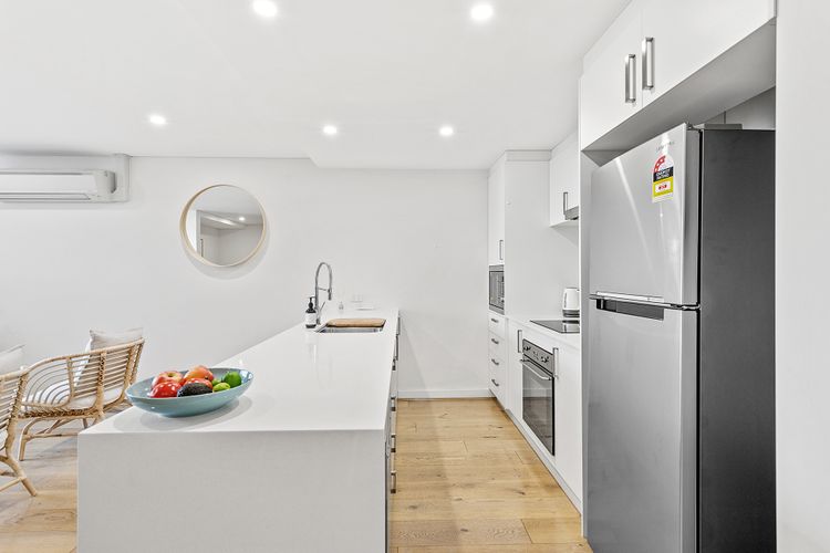 The Shoal, 108/6-8 Bullecourt St – modern unit with a lift, air con and Linen
