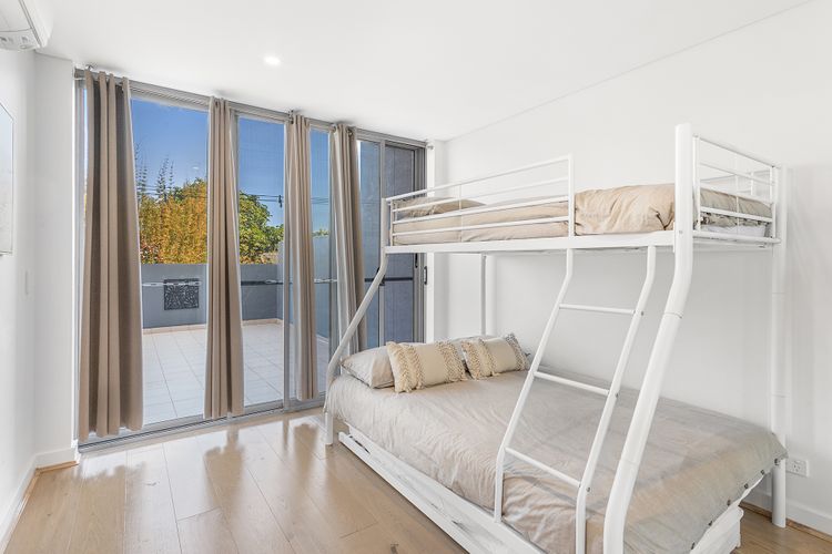 The Shoal, 108/6-8 Bullecourt St – modern unit with a lift, air con and Linen