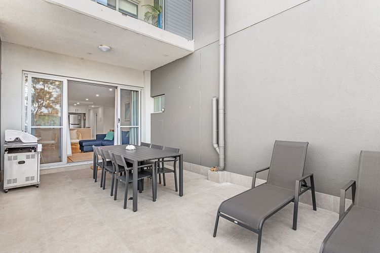 The Shoal, 108/6-8 Bullecourt St – modern unit with a lift, air con and Linen