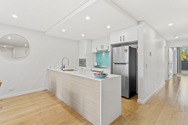 The Shoal, 108/6-8 Bullecourt St – modern unit with a lift, air con and Linen