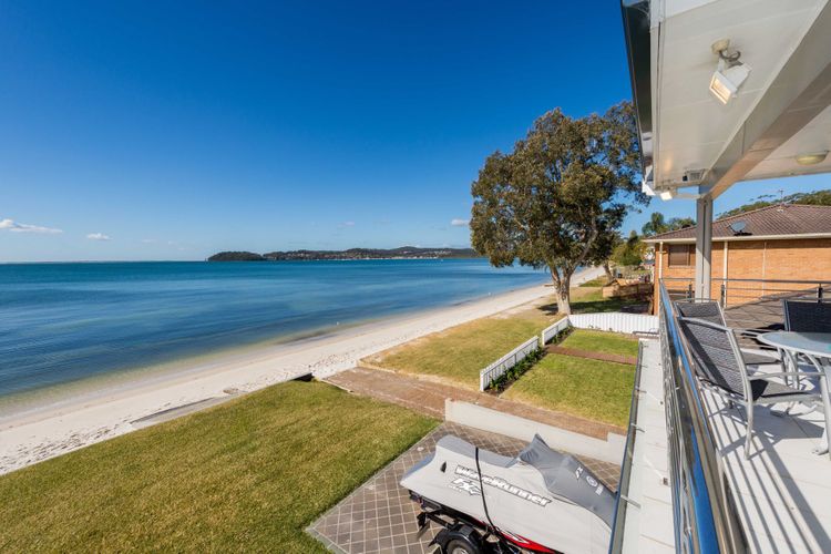 Waterfront Wonderland, 41 Foreshore Dr – stunning house with a lift, linen, Wi-Fi and ducted air conditioning