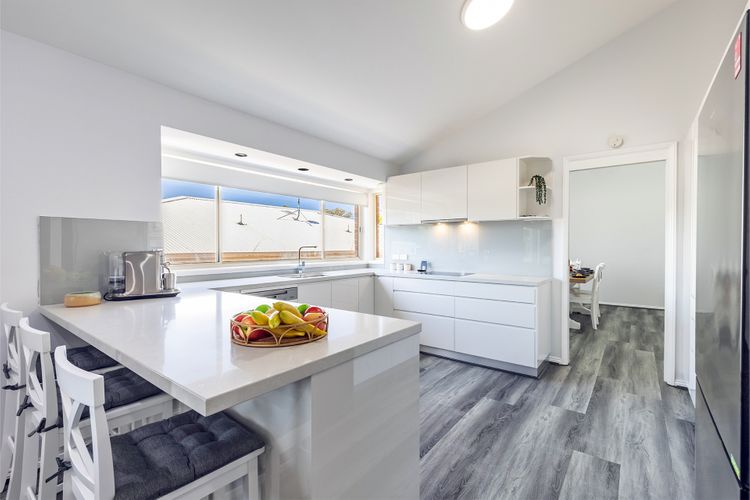 Beach Haven, 46 Armidale Ave – pool, air con, Wi-Fi & boat parking