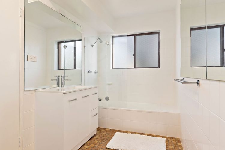 Shoreline, 9/1 Intrepid Cl – water views and Wi-Fi