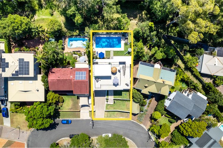 Cloud Nine, 18 Wynne Cres – heated pool, waterviews, beach