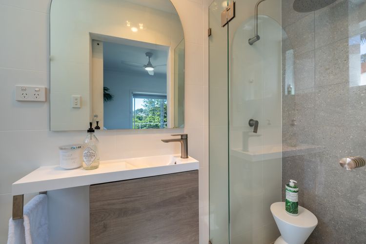 Cloud Nine, 18 Wynne Cres – heated pool, waterviews, beach