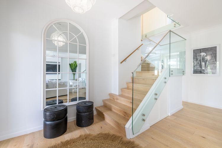 Cloud Nine, 18 Wynne Cres – heated pool, waterviews, beach