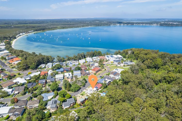 Cloud Nine, 18 Wynne Cres – heated pool, waterviews, beach