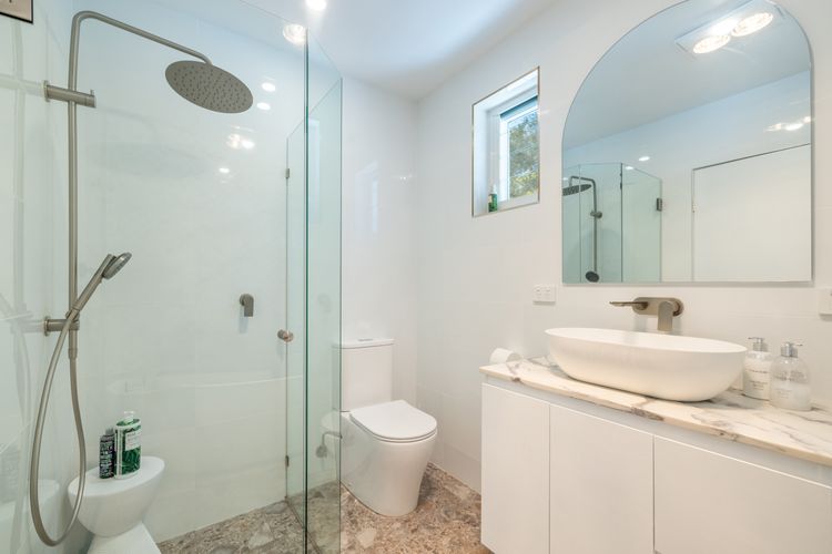 Cloud Nine, 18 Wynne Cres – heated pool, waterviews, beach