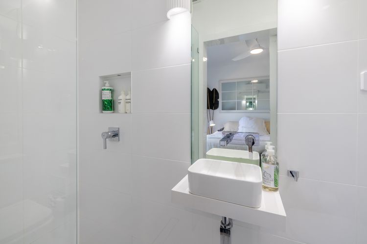 Cloud Nine, 18 Wynne Cres – heated pool, waterviews, beach