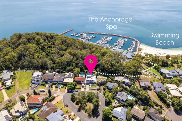 Cloud Nine, 18 Wynne Cres – heated pool, waterviews, beach