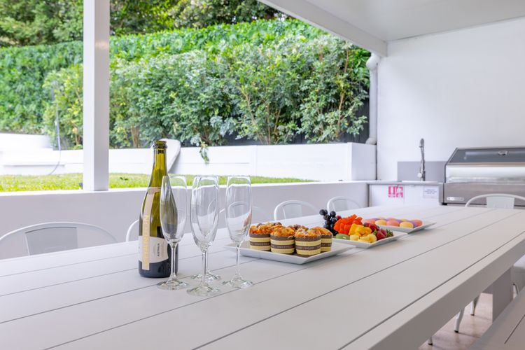 Cloud Nine, 18 Wynne Cres – heated pool, waterviews, beach