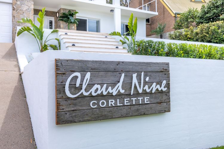 Cloud Nine, 18 Wynne Cres – heated pool, waterviews, beach