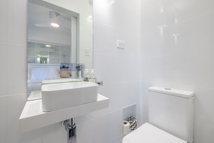 Cloud Nine, 18 Wynne Cres – heated pool, waterviews, beach