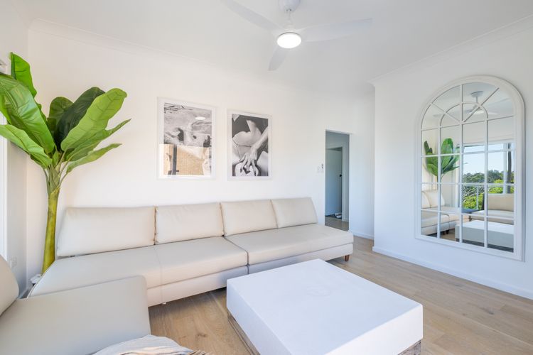 Cloud Nine, 18 Wynne Cres – heated pool, waterviews, beach