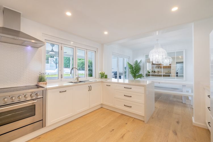 Cloud Nine, 18 Wynne Cres – heated pool, waterviews, beach