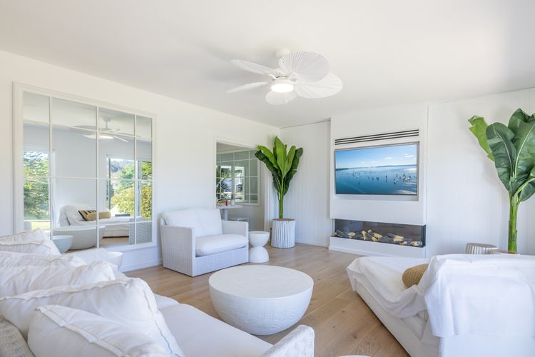 Cloud Nine, 18 Wynne Cres – heated pool, waterviews, beach