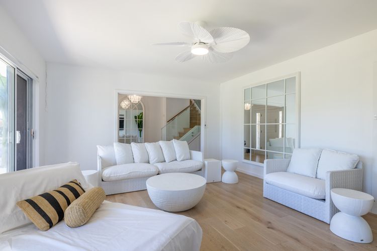 Cloud Nine, 18 Wynne Cres – heated pool, waterviews, beach