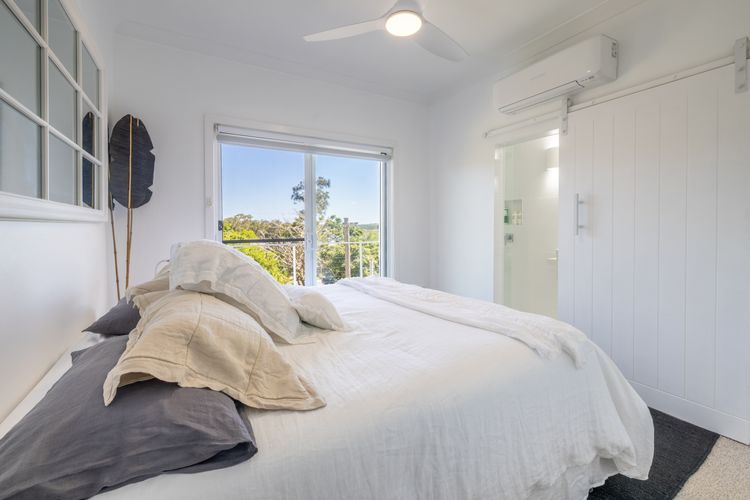 Cloud Nine, 18 Wynne Cres – heated pool, waterviews, beach