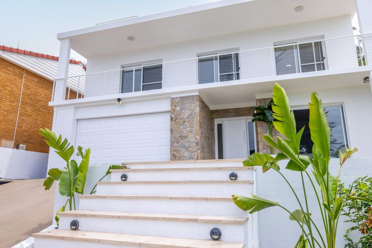 Cloud Nine, 18 Wynne Cres – heated pool, waterviews, beach