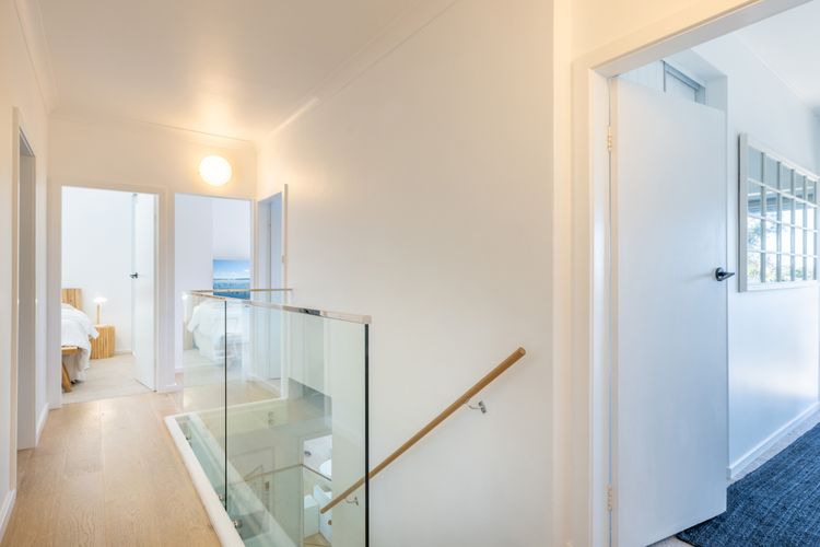 Cloud Nine, 18 Wynne Cres – heated pool, waterviews, beach