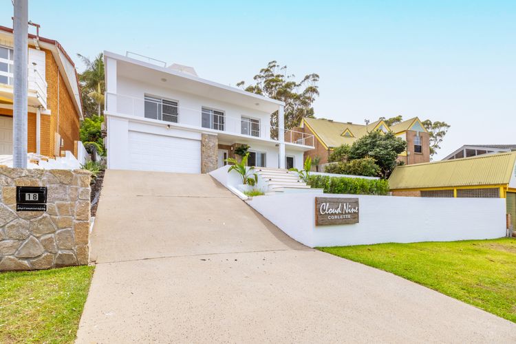 Cloud Nine, 18 Wynne Cres – heated pool, waterviews, beach