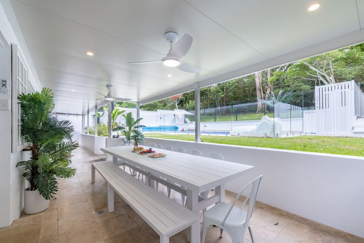 Cloud Nine, 18 Wynne Cres – heated pool, waterviews, beach