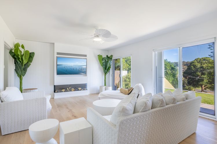 Cloud Nine, 18 Wynne Cres – heated pool, waterviews, beach